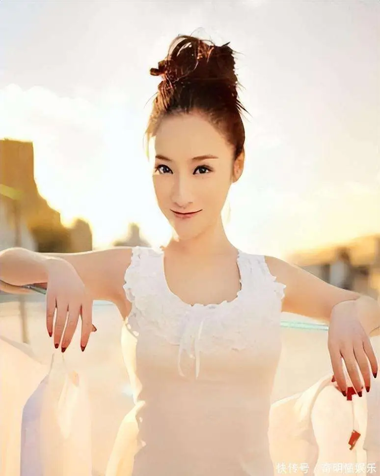 娱乐圈举报电话_张艺谋超生事件 何珺举报张艺谋 蝴蝶效应娱乐圈